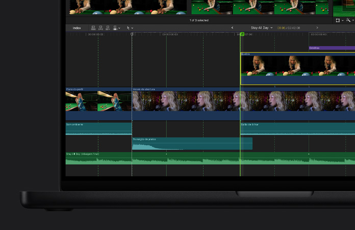 Linha do Tempo do Final Cut Pro na tela de um MacBook Pro de 16 polegadas com clipes de três cenas diferentes, uma mulher jogando bilhar e outra cantando em um microfone