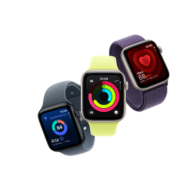 Três aparelhos Apple Watch SE 3 dispostos em diagonal ascendente, todos de frente. O primeiro, com caixa meia-noite de alumínio, mostra uma pontuação do sono. O segundo, com caixa estelar de alumínio, mostra a Tela de Início e a hora. E o terceiro, com caixa estelar de alumínio, mostra a imagem de um coração pulsando e dados vitais.
