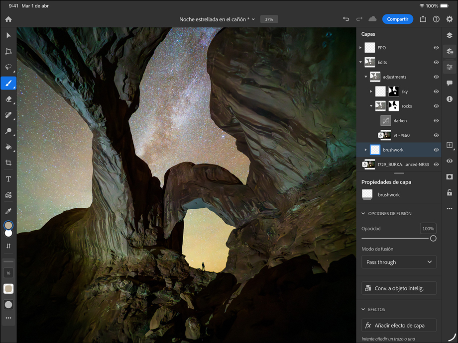iPad Pro, parte frontal, en posición horizontal, negro espacial, esquinas redondeadas, marco de la pantalla negro, la pantalla muestra cómo se edita una foto de un cañón y un cielo estrellado, en la parte derecha se muestran las capas de edición, herramientas y efectos como pinceladas, ajustes y más
