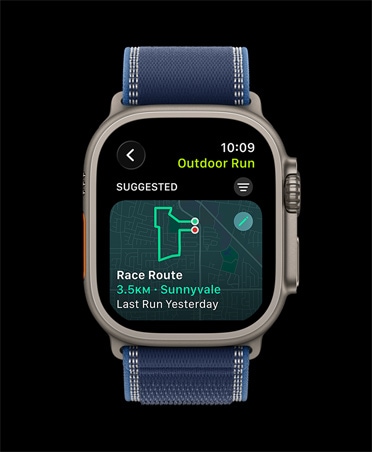 Apple Watch Ultra 3, přírodní barva, titanové pouzdro, Závod na trase, cvičení Běh venku, řemínek, Trailový tah, modrá / jasně modrá barva