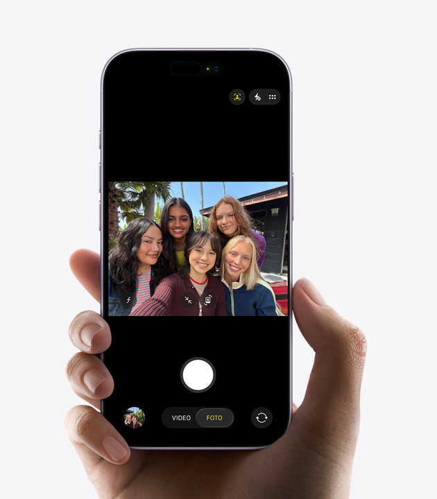 iPhone 17, Vorderseite, Automatische Ausrichtung für Fotos wird verwendet, eine Gruppe von Personen macht ein Selfie