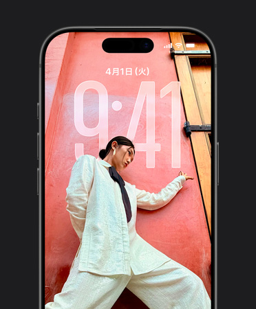 iPhoneのロック画面。写真に合わせて時刻が表示されている