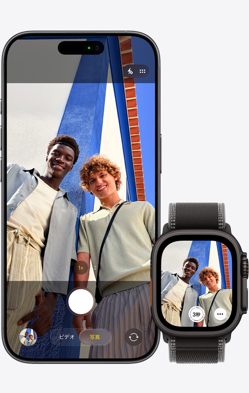 iPhone 17の前面の外観。グループセルフィーを撮影中のカメラ画面。隣にはApple Watch Ultra 3のカメラリモート画面が表示されている