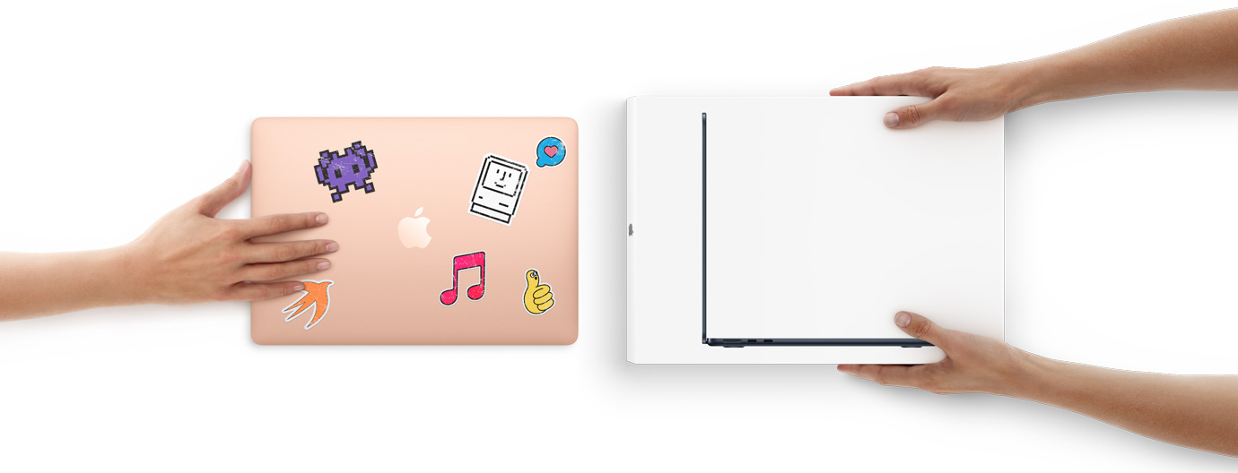 1つの手が、カバーにステッカーを貼ったMacBookを、2つの手が持っている箱に入った新しいMacBookに向かってスライドさせている