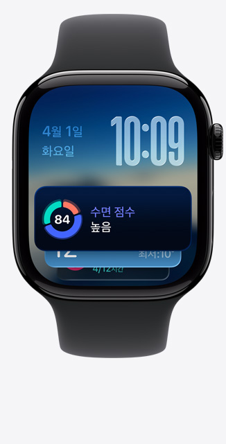 ‘스마트 스택’에 수면 점수 알림이 표시되고 오른쪽 옆면에 Digital Crown이 보이는 광택 처리한 제트 블랙 색상 알루미늄 케이스의 Apple Watch Series 11, 그리고 블랙 스포츠 밴드