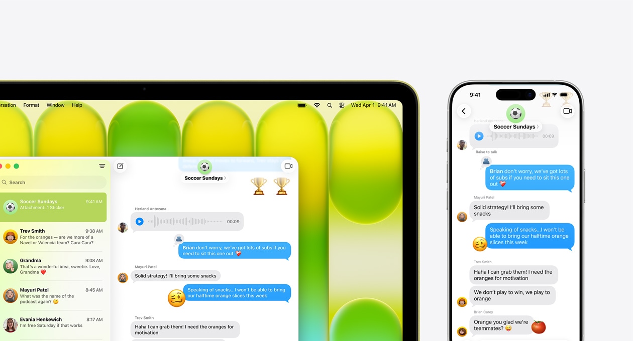 MacBook Neo citrusa krāsā, kurā redzama Messages aplikācija ar grupas sarunu ‟Futbols svētdien” un citām nesenām īsziņām, blakus esošajā iPhone redzama tā pati grupas saruna