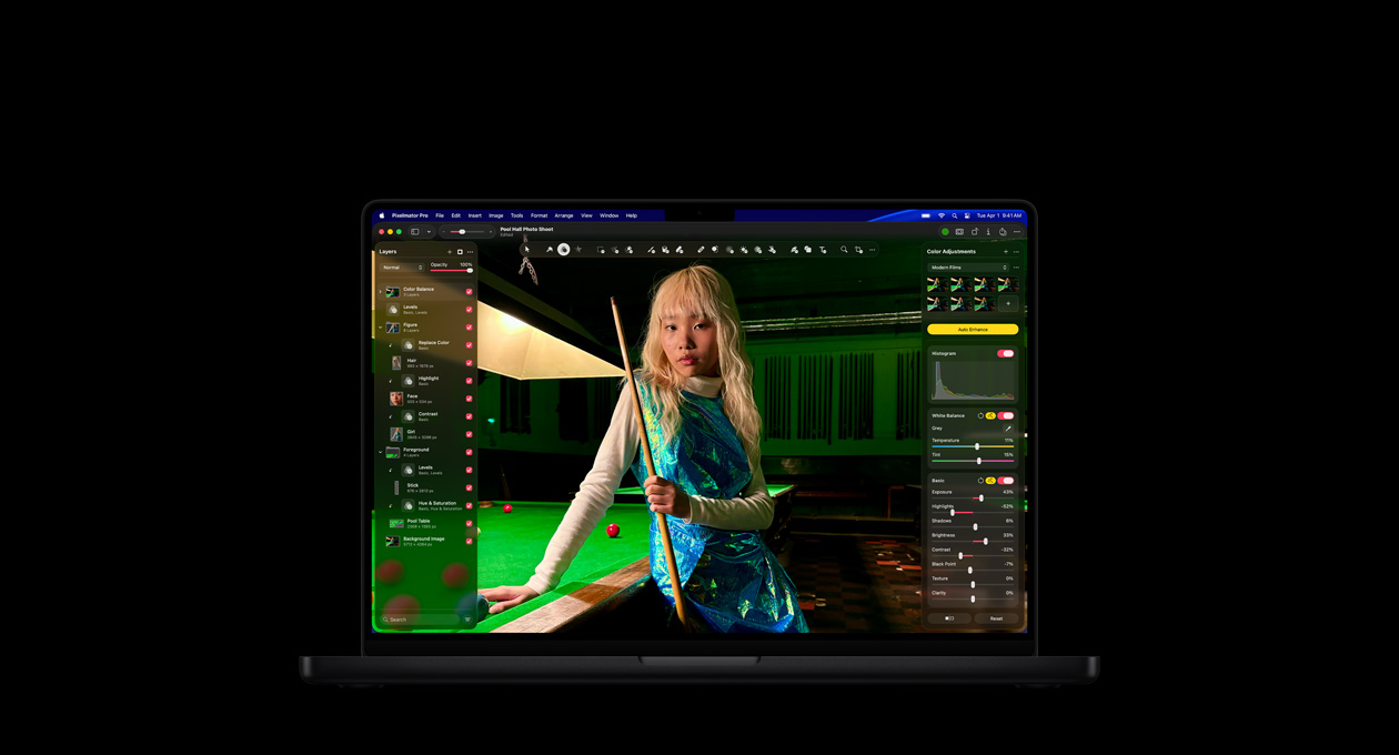 شاشة MacBook&nbsp;Pro مقاس 16&nbsp;إنش، صورة سيدة في صالة بلياردو، أدوات تعديل الألوان