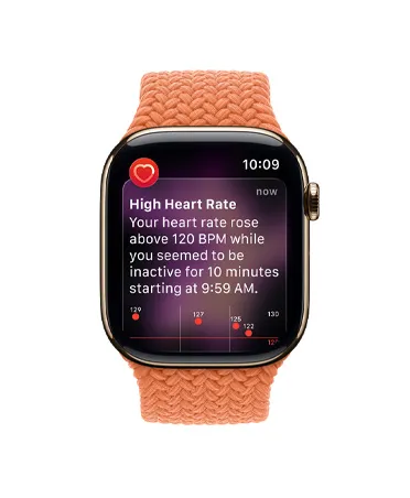 Apple Watch Series 11，金色鈦金屬錶殼，顯示高心率通知；配搭薑黃色編織單圈手環