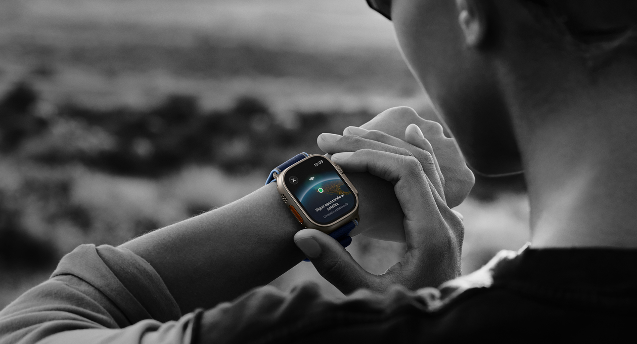 Una persona usa la comunicación satelital bidireccional en un Apple Watch Ultra 3 mientras hace senderismo