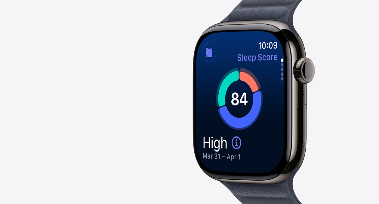 Apple Watch Series 11 z kopertą z tytanu w kolorze łupku, pasek magnetyczny w kolorze granatu, na wyświetlaczu widać wykres kołowy z wynikiem snu, prawa strona obudowy, pokrętło Digital Crown