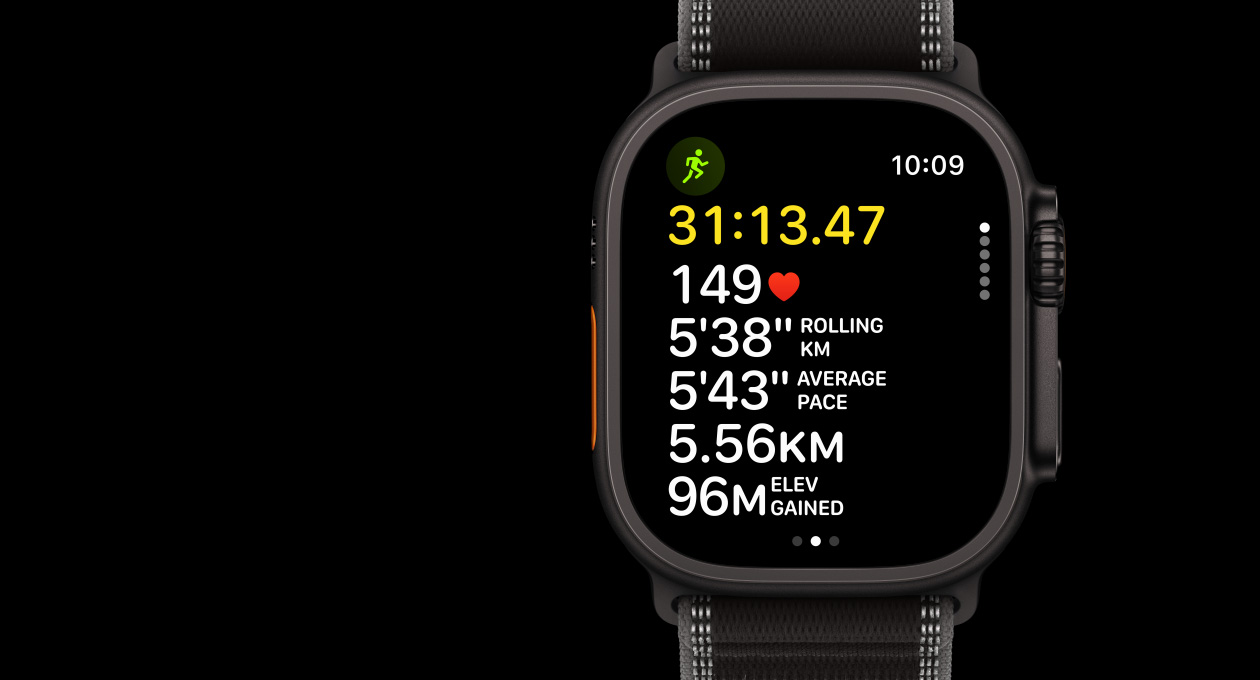 Apple Watch Ultra 3 z kopertą z tytanu w kolorze czarnym, aplikacja Trening, Bieg (plener), widoczny lewy bok urządzenia, przycisk czynności, widoczny prawy bok urządzenia, pokrętło Digital Crown, przycisk boczny, opaska Trail w kolorze czarnym/węgla drzewnego