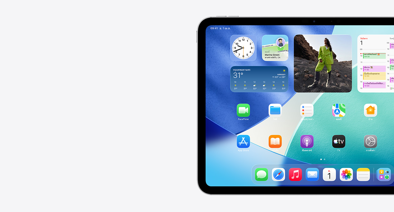 iPad ในแนวนอน แสดงเฉพาะฝั่งซ้ายของหน้าจอเป็นหน้าจอโฮมที่มีวิดเจ็ตแบบซ้อน รวมถึงนาฬิกาโปร่งแสงที่แสดงเอฟเฟ็กต์ Liquid Glass แอปค้นหาของฉัน วิดเจ็ตสภาพอากาศ แอปขนาดเล็กสองแถว และ Dock
