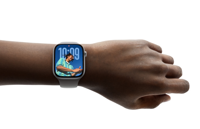 Fotoğraflar saat kadranıyla Apple Watch Series 11 takan bir kişi
