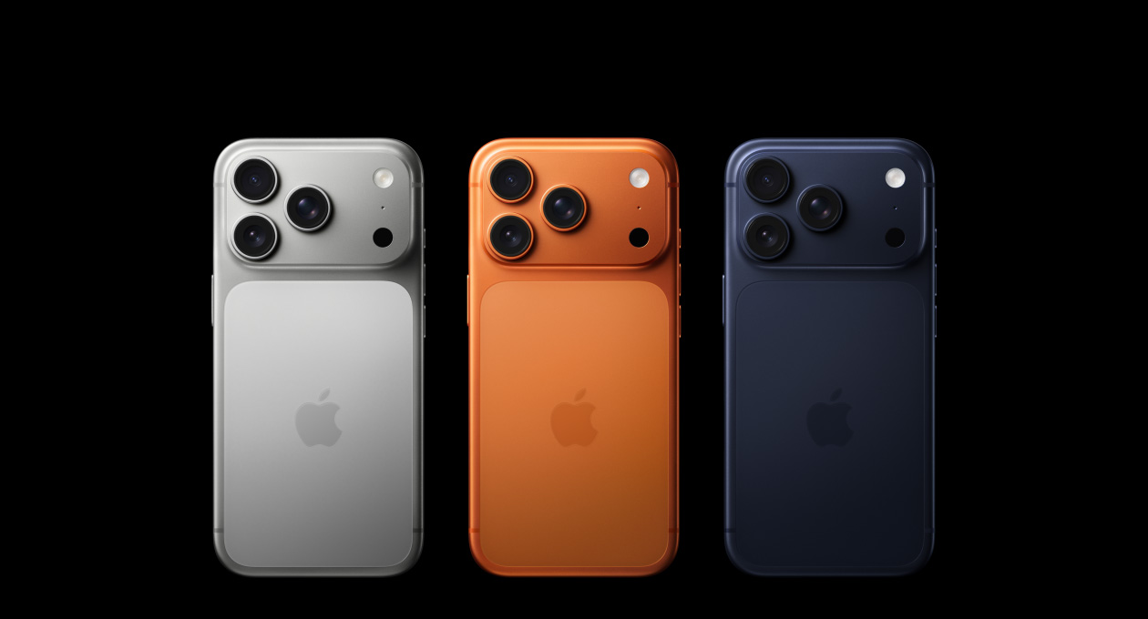 Gümüş, Kozmik Turuncu, Abis olmak üzere üç renk iPhone 17 Pro’nun arkadan görünümü, 3 adet lens, mikrofonu flaş, ortada Apple logosu
