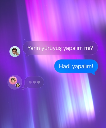 Mesajlar uygulamasında grup sohbeti, pembe, mor ve mavi renklerde soyut arka plana ayarlanmış