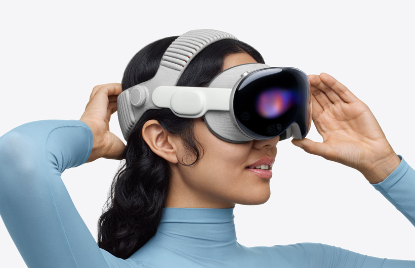 شخص يضع Apple&nbsp;Vision&nbsp;Pro على وجهه ويجلس على أريكة في غرفة الجلوس، وأمامه شاشة كبيرة إلى جانب شاشتين أصغر حجماً، وكل واحدة منها تعرض فعالية رياضية مختلفة. وفي أسفل الشاشة الكبيرة، تظهر نافذة اختيار كُتبت عليها عبارة إضافة المزيد