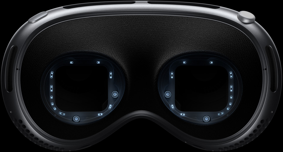 صورة للجانب الداخلي من Apple&nbsp;Vision&nbsp;Pro تبيّن وحدات الإضاءة LED والكاميرات التي تعمل بالأشعة تحت الحمراء وتتيح تتبّع العينين بدقة