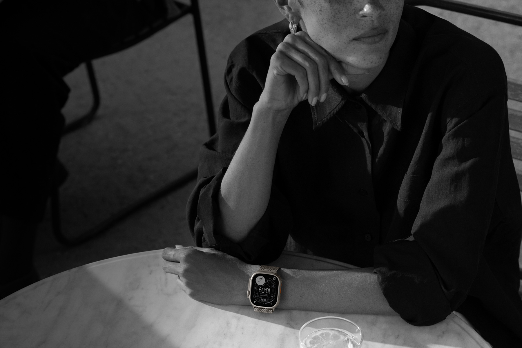 Eine Person trägt eine Apple Watch Ultra 3 im Restaurant