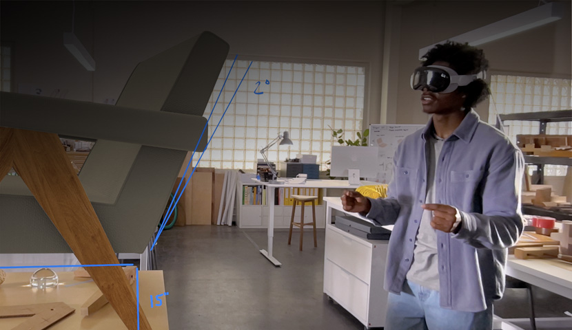 Un designer portant un Apple Vision Pro utilise les mouvements de la main pour mesurer la projection 3D d’une chaise.