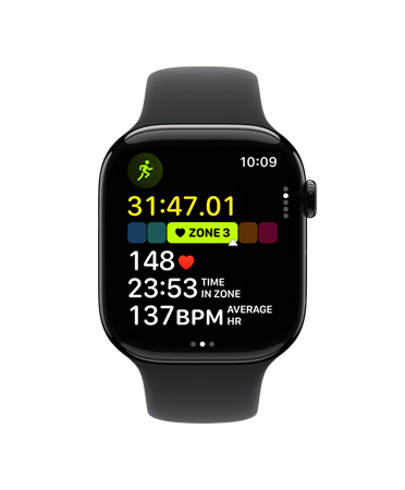 Apple Watch Series 11，拋光亮黑色鋁金屬錶殼，開啟了户外跑步體能訓練，心率處於心率區間 3，右側外觀：數碼錶冠，配搭黑色運動錶帶