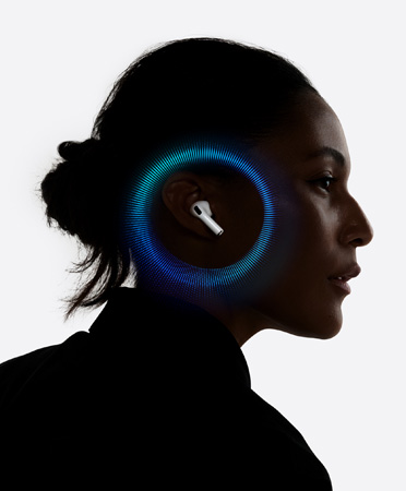 الجهة الجانبية اليمنى لشخص يضع سماعات AirPods Pro 3 بلون أبيض.