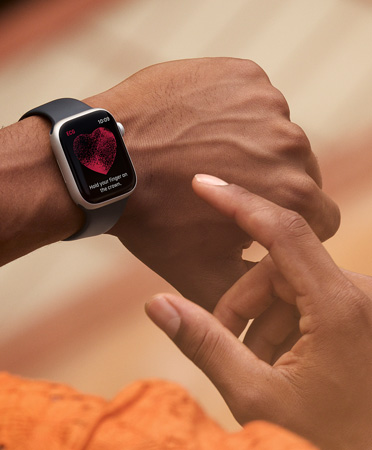 一個人隨時隨地使用 Apple Watch Series 11 取得心電圖