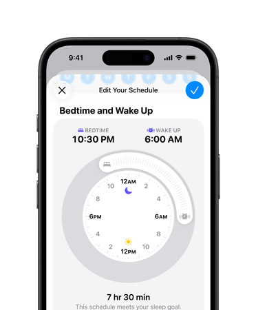 iPhone，開啟了健康 app 的睡眠時間表頁面，睡眠時間設為 22:30，醒來時間設為 6:00，螢幕中央為圓形的時間錶面圖案，且表示已達 7 小時 30 分鐘的睡眠目標