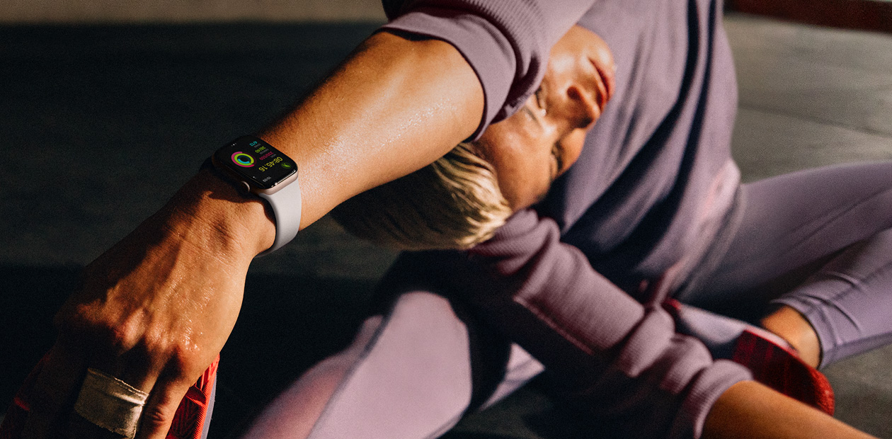 Apple Watchを装着してストレッチをしている女性