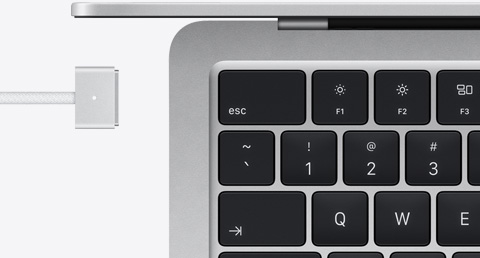 MacBook Air in Silber mit MagSafe Kabel in passender Farbe