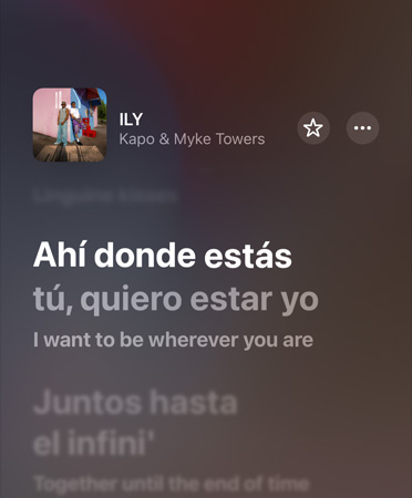 Oversettelse av sangtekster vises i Musikk-appen, med sangen ILY av Kapo & Myke Towers oversatt fra spansk til engelsk.