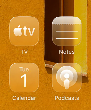 Liquid Glass-versioner af appikoner, herunder Apple TV, Noter, Kalender og Podcasts, der er farvetonede, så de komplementerer baggrundsbilledet