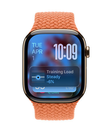 Apple Watch in Roségold mit einem geflochtenen Armband in Orange, Zifferblatt zeigt Datum oben links, Uhrzeit mit gestapelten Ziffern oben rechts, Widget für Trainingsbelastung unten, alles in transluzentem Liquid Glass Design